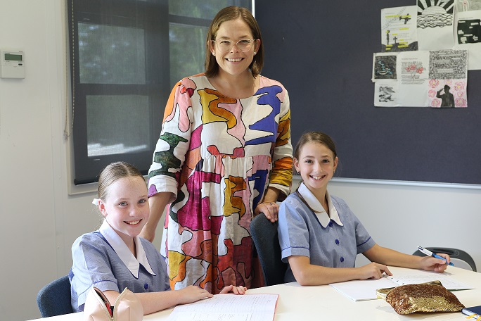 0413_638440927043631650 A teacher exemplifying one of the 10 essential classroom management skills as her class is focused and organised.