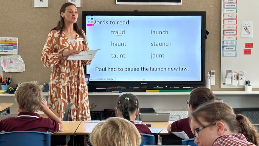 39259e20ed544855e3234d6ab39c1ae8 A teacher exemplifying one of the 10 essential classroom management skills as her class is focused and organised.