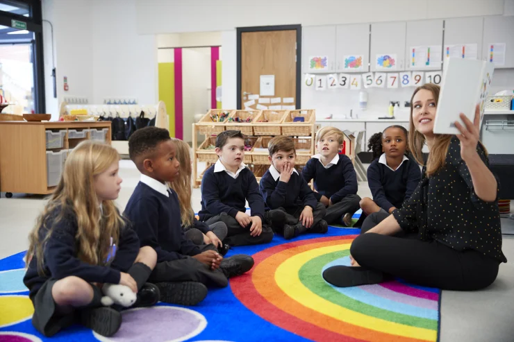 5584347e582a4d3e78328871221e06147512ff7c A teacher exemplifying one of the 10 essential classroom management skills as her class is focused and organised.