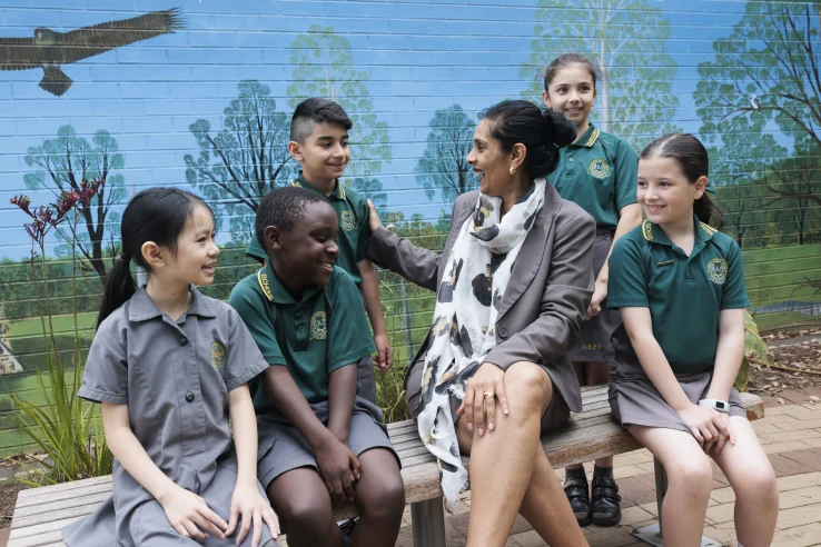 5e866d8af533ce3e0643d55d1321ee3c9caec16d A teacher exemplifying one of the 10 essential classroom management skills as her class is focused and organised.