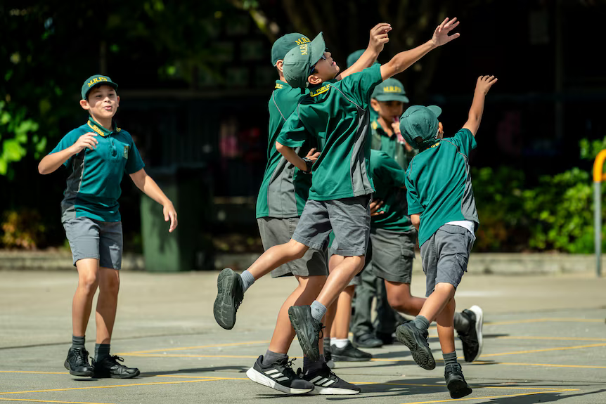 67c14cc24f5f40ba5d7cc762f1172f63 A teacher exemplifying one of the 10 essential classroom management skills as her class is focused and organised.