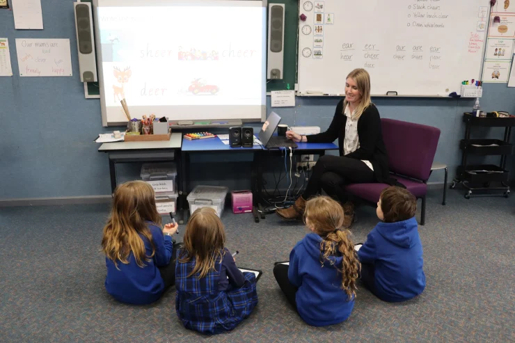 6c4f7b92c731a5e9dc4b123fe3163ab2179e20ff A teacher exemplifying one of the 10 essential classroom management skills as her class is focused and organised.
