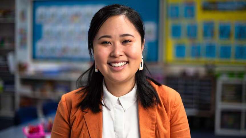 8d2e17dd8957ada46f4405ee7e459497 A teacher exemplifying one of the 10 essential classroom management skills as her class is focused and organised.