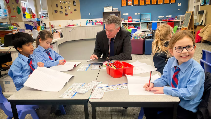 eef02ae9635785c9bf19451b4d29be0c A teacher exemplifying one of the 10 essential classroom management skills as her class is focused and organised.