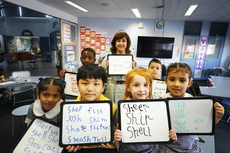 f2549c8d027889b717660c998de56302c676ec6f A teacher exemplifying one of the 10 essential classroom management skills as her class is focused and organised.