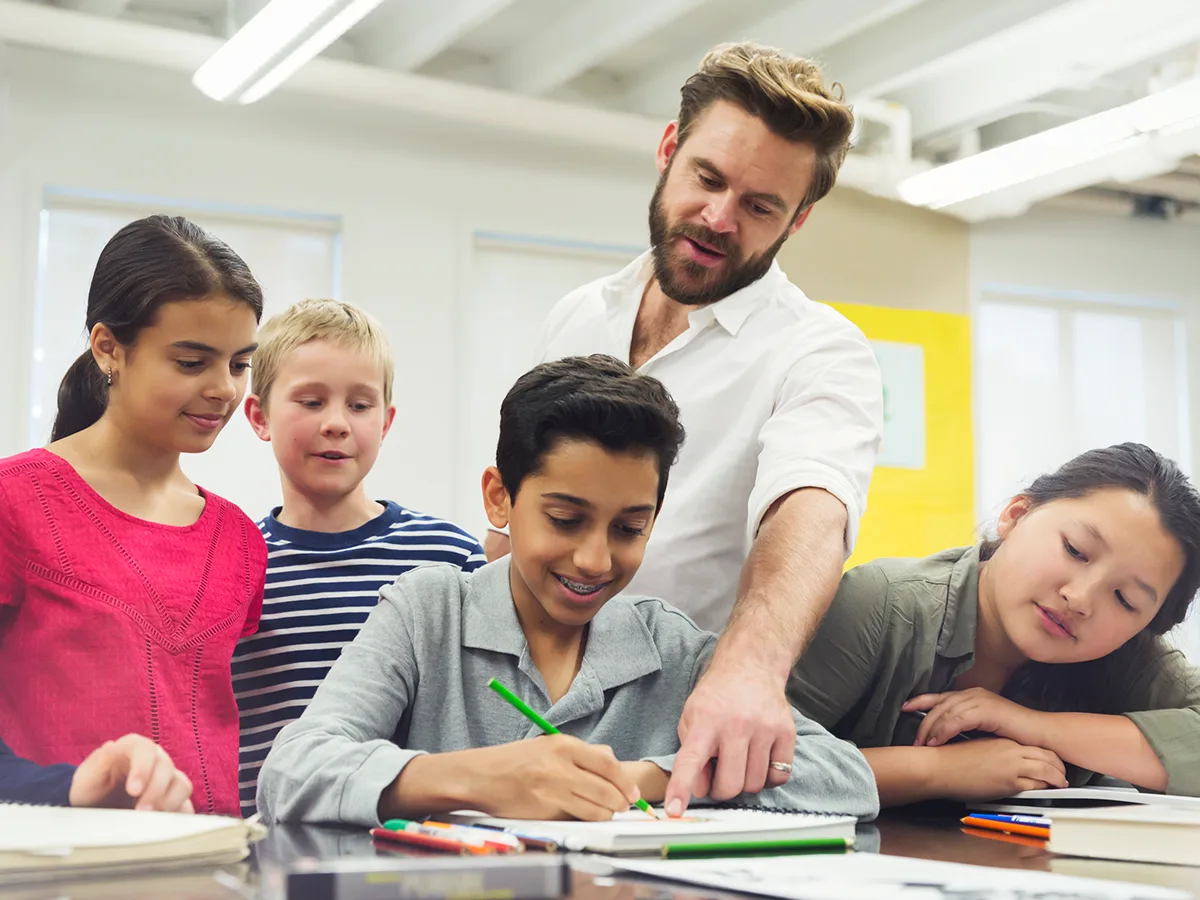 explicitteach A teacher exemplifying one of the 10 essential classroom management skills as her class is focused and organised.