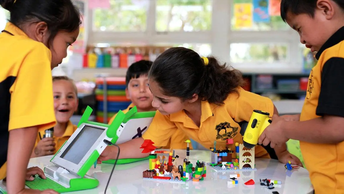 nsw A teacher exemplifying one of the 10 essential classroom management skills as her class is focused and organised.