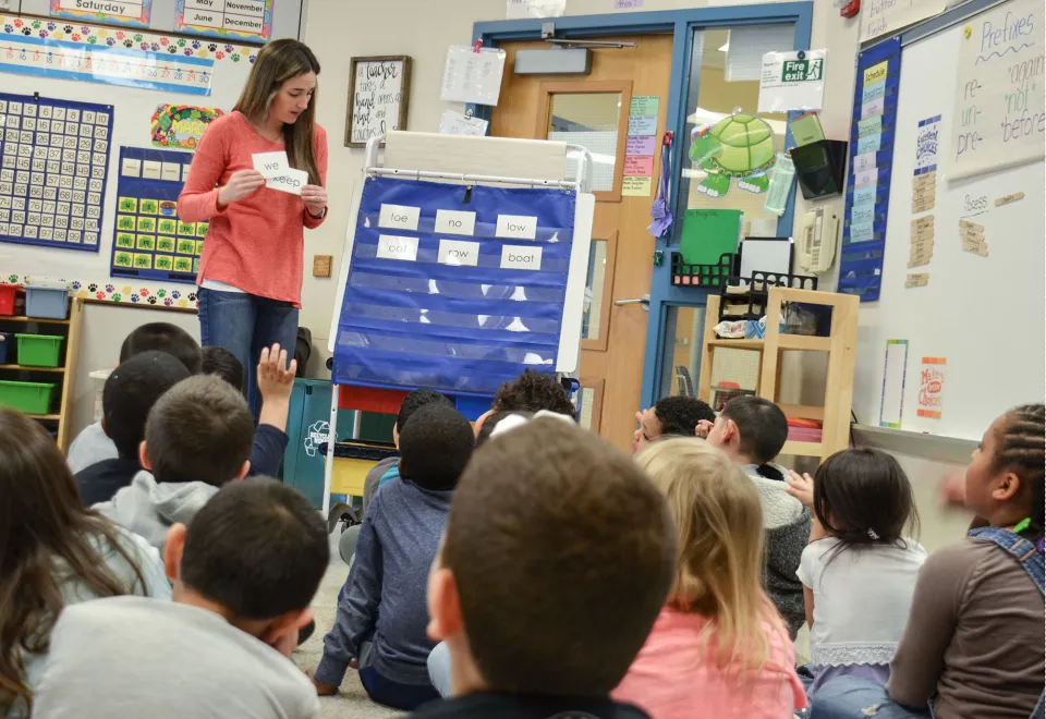 phonics A teacher exemplifying one of the 10 essential classroom management skills as her class is focused and organised.