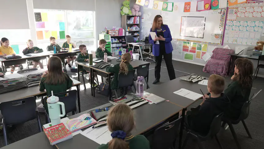 abcnews A teacher exemplifying one of the 10 essential classroom management skills as her class is focused and organised.