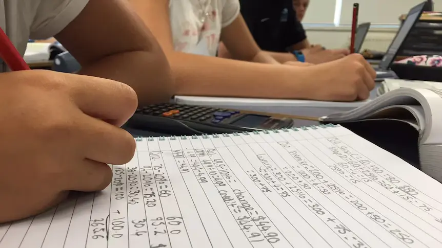 naplan A teacher exemplifying one of the 10 essential classroom management skills as her class is focused and organised.
