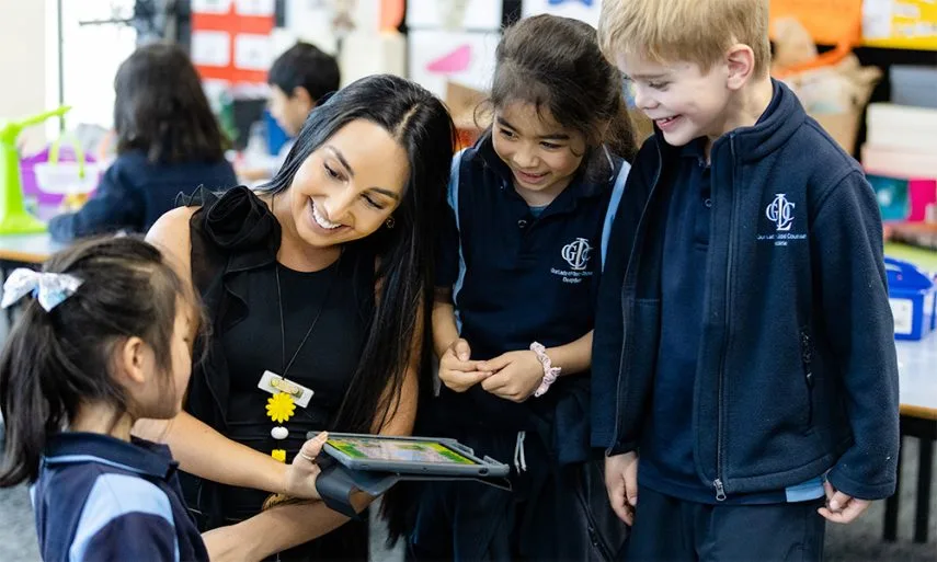 new vision for instruction A teacher exemplifying one of the 10 essential classroom management skills as her class is focused and organised.
